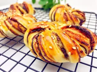 宝宝辅食：宝宝版豆沙面包卷-12M+,表层脆脆的，红豆沙则香甜可口，健康又好吃