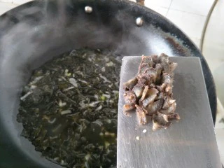 海参海木耳汤,然后放入海参片。