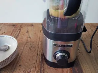 麻油鲫鱼浓汤,把料理杯装上，罩上静音罩，启动机子，从1档开始加档