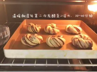 宝宝辅食：宝宝版豆沙面包卷-12M+,13、第二次发酵，温暖潮湿处发酵差不多30-40分钟，此时又可以大一圈。发酵可以放在笼屉上，然后在蒸锅中加入半锅40度左右的热水，盖上锅盖；也可以直接用烤箱发酵功能。 》发酵温度不太可控，大家时间可以调整。 》发酵完成，烤箱转至烘烤功能，175度，上下火预热10分钟。