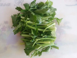 羊肉胡萝卜土豆滋补暖身汤,芹菜切长条