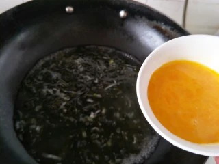 海参海木耳汤,最后放入鸡蛋。