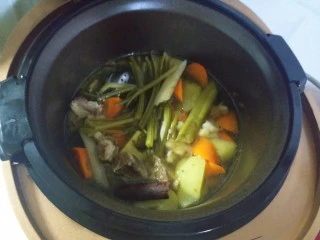 羊肉胡萝卜土豆滋补暖身汤,听到提示音后打开锅盖,放适量的盐就可以出锅了。