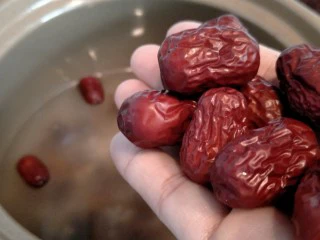 ＃一碗汤＃薏仁桃胶白果汤,放入红枣