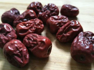 ＃一碗汤＃薏仁桃胶白果汤,红枣补中益气，养血安神的功效，每日坚持食用三颗红枣可以养颜抗衰老和提高免疫力