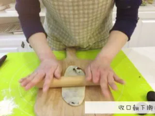 宝宝辅食：宝宝版豆沙面包卷-12M+,10、把面团收口朝下，然后用擀面杖擀，从中间往两边擀，一定要慢慢轻轻地擀开，不然面皮容易破掉，等会就要露馅啦。