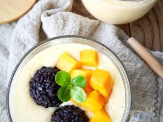 芒果黑糯米甜甜——夏日里的清凉甜意,这道黑糯米甜甜，不但清爽可口，适合嘴巴没胃口的时候，更适合口干舌燥的时候饮用，而且还非常的好看，可谓是颜值口感都在线的优质甜品。