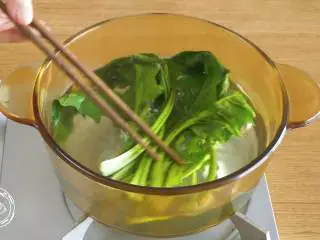 蔬菜蛋卷8m+,首先，菠菜焯水捞出~ tips：焯菠菜可去除草酸（涩味的主要成分）～