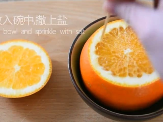 最好的止咳方法——盐蒸橙子,放入碗中，撒上盐，用牙签戳小孔