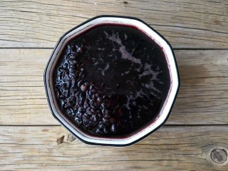 芒果黑糯米甜甜——夏日里的清凉甜意,黑糯米洗净提前浸泡2小时以上（不着急吃的话可以晚上泡上第二天来做）。