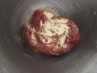 吃掉一朵花+红丝绒花儿面包,开动厨师机2档3分钟，加入酵母，再和面2分钟