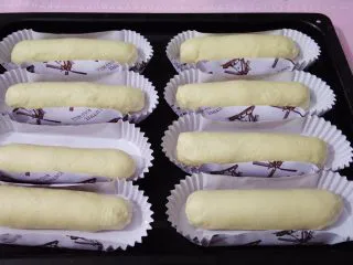 香葱芝士面包,所有面团包好火腿肠放入烤箱发酵20-30分钟（具体看发酵情况定时间）