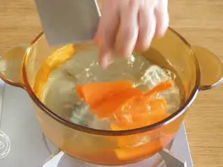 蔬菜蛋卷8m+,胡萝卜片焯水捞出~