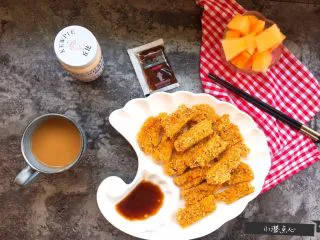 超级酥脆的炸猪排,切块，摆盘，倒入酱料（我这次用的是丘比沙拉汁——日式口味），再配上杯喝的，水果，澄妞点心的下午茶搞定。 