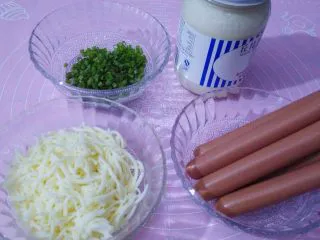 香葱芝士面包,面团发酵的间隙可以准备材料，把香葱叶洗净切小段，马苏里拉奶酪提前软化，火腿肠去外包装