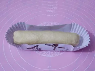 香葱芝士面包,放到合适的模具里，如果没有这个纸托模具，可以直接放烤盘上，要预留出合适的位置。