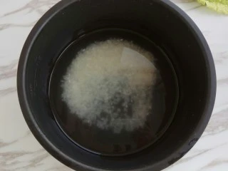 龙利鱼蔬菜粥,大米洗干净，加入两碗水，放入电饭锅中烧开