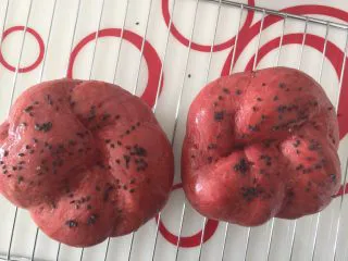 吃掉一朵花+红丝绒花儿面包,发酵好后180度预热烤箱 在面包表面擦上鸡蛋液，撒上黑芝麻，不喜欢的亲可以不放 180度烤20分钟，烤到6分钟时盖上锡纸