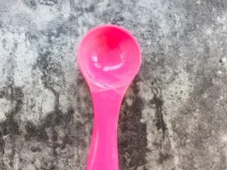 超级酥脆的炸猪排,我这里用的五大勺面粉的勺子如图所示。 15ml的勺子。