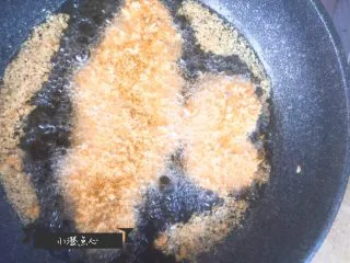 超级酥脆的炸猪排,炸猪排的时候，需要来回给猪排翻面。炸3−4分钟。 猪排炸制的时间根据猪排的厚度还有大小，来调节。 