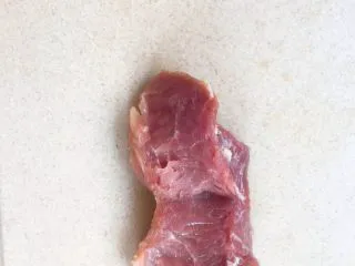 超级酥脆的炸猪排,里脊肉段从中间切开，⚠️注意不要切断了(这样做出的猪排，会大一些)。