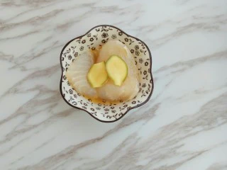 龙利鱼蔬菜粥,两片生姜腌制10分钟