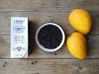 芒果黑糯米甜甜——夏日里的清凉甜意,准备食材。