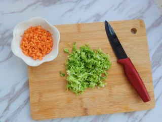 龙利鱼蔬菜粥,白菜洗干净切碎备用