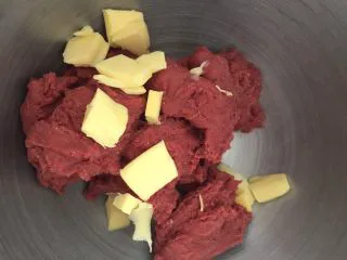 吃掉一朵花+红丝绒花儿面包,把面团撕成小块，放入切小的黄油（天气冷了，黄油提前取出切块）