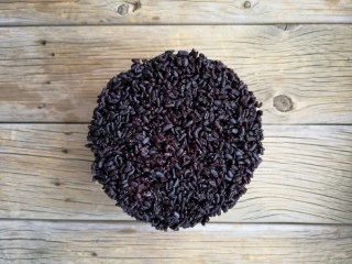 芒果黑糯米甜甜——夏日里的清凉甜意,将蒸熟的黑糯米晾凉（可根据个人口味加入适量的糖粉）。