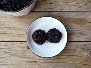 芒果黑糯米甜甜——夏日里的清凉甜意,用手蘸点水，取适量黑糯米攥紧后再搓成圆球。