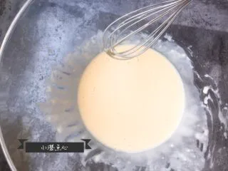 超级酥脆的炸猪排,搅拌至无干粉，无颗粒的细腻面糊状态。 