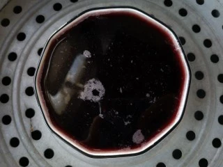 芒果黑糯米甜甜——夏日里的清凉甜意,再加入适量的水，上锅隔水（上汽后）蒸45分钟。