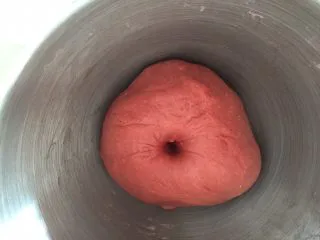 吃掉一朵花+红丝绒花儿面包,发至2倍大，手指戳孔不塌陷不回缩即表示发酵完成