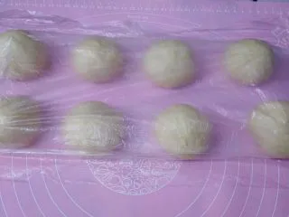 香葱芝士面包,面团平均分成8个，滚圆盖上保鲜膜松弛15分钟。