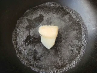 龙利鱼蔬菜粥,腌制好的龙利鱼开水下锅煮2分钟