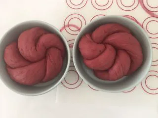 吃掉一朵花+红丝绒花儿面包,接口朝下放入模具里