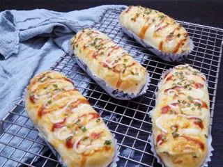 香葱芝士面包,面包出炉后取出放凉