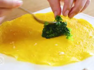 蔬菜蛋卷8m+,先放入菠菜碎，摊平~