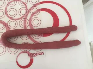 吃掉一朵花+红丝绒花儿面包,搓成长圆条，30-40cm左右