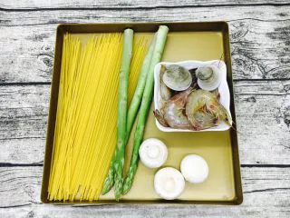 奶香浓郁 味道独特 简单易学 白汁海鲜意面,主要食材：意面、鲜虾、青蛤、口蘑、芦笋