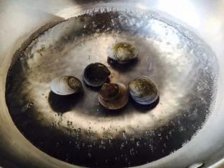 奶香浓郁 味道独特 简单易学 白汁海鲜意面,青蛤凉水下锅，青蛤口开了就捞出来，捞出来马上过凉水，沥干水分备用。