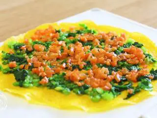 蔬菜蛋卷8m+,再放入胡萝卜碎，摊平~