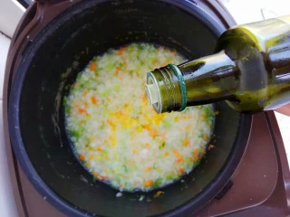 龙利鱼蔬菜粥,最后放入核桃油即可