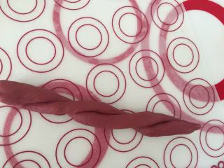 吃掉一朵花+红丝绒花儿面包,头尾相接，拧几圈