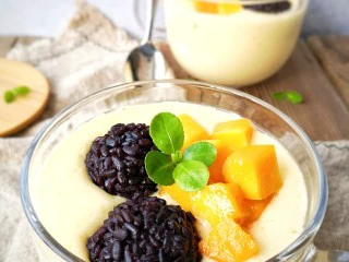 芒果黑糯米甜甜——夏日里的清凉甜意,这么大热的天儿，要喝点什么了？想吃点甜食了？一道清甜爽口的甜食送给你！