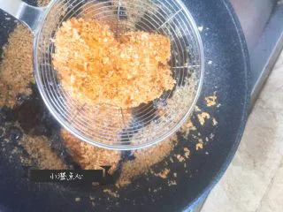 超级酥脆的炸猪排,炸好的猪排控油捞出。 