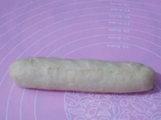 香葱芝士面包,卷到顶部，把收口处捏紧，两头捏紧，不要让火腿肠露出来。