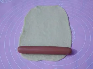 香葱芝士面包,面皮放上火腿肠，从下往上卷。