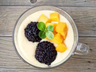 芒果黑糯米甜甜——夏日里的清凉甜意,摆上芒果块，在摆一片小叶子装饰。